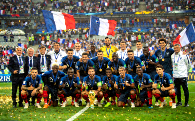 法国国家足球队在2018年俄罗斯世界杯夺冠后的团队合影